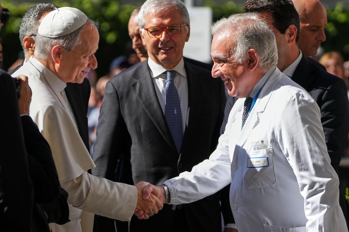 El Vaticano anuncia que la operación de pulmón del Papa ha concluido “positivamente”