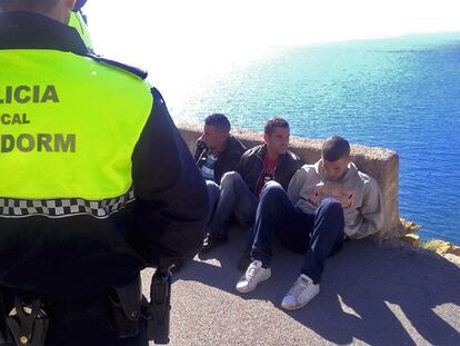 Imagen facilitada por el Ayuntamiento de Benidorm de tres de los nueve inmigrantes que llegaron ayer a su costa.