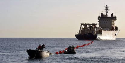 Un barco lanza un cable submarino en Sant Adrià de Besos (Barcelona). 