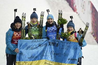 Vita Semerenko, Juliya Dzhyma, Olena Pidhrushna y Valj Semerenko celebran el oro con la bandera de Ucrania