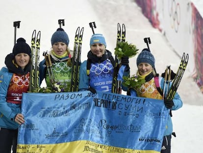 Vita Semerenko, Juliya Dzhyma, Olena Pidhrushna y Valj Semerenko celebran el oro con la bandera de Ucrania