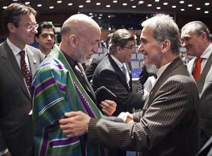 El presidente afgano, Hamid Karzai, saluda al viceministro de Exteriores iraní, Mohamed Medhi Akhunzadeh.