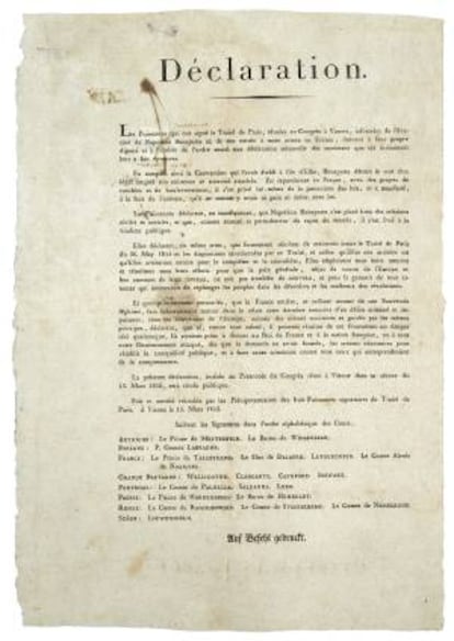 Fotografía facilitada por la casa de subastas Pierre Bergé del cartel que anuncia la Declaración de las Naciones del Congreso de Viena, 13 de marzo de 1815, que forma parte de la colección de libros y documentos de política del ex primer ministro Dominique de Villepin.