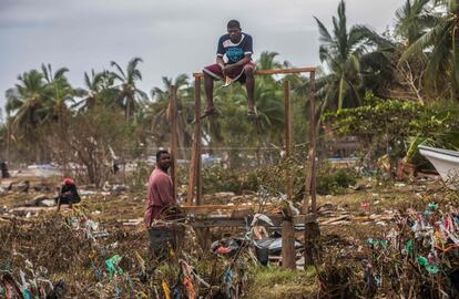 Eta golpeó con dureza la costa caribeña de Centroamérica la semana pasada. Llegó como huracán de categoría 4 y posteriormente se degradó a tormenta tropical. En la foto, un hombre arregla una pequeña casa en Nicaragua.