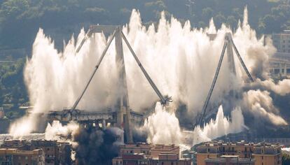 El plan de demolición ha consistido en tirar las dos torres que aún se encontraban de pie tras el derrumbe parcial de la vía que sostenían.