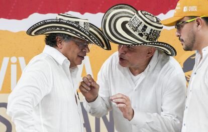 Gustavo Petro presidente de Colombia, junto al ex jefe paramilitar Salvatore Mancuso, en Montería (Colombia). El 3 de octubre 2024.