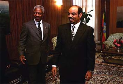 Kofi Annan (izquierda) y el primer ministro etíope, Meles Zenawi, en Addis Abeba en 1998.