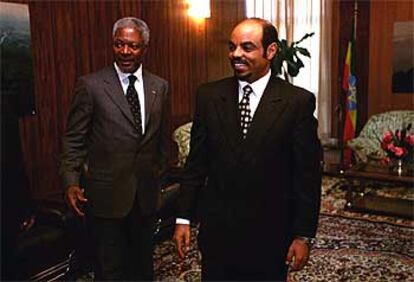 Kofi Annan (izquierda) y el primer ministro etíope, Meles Zenawi, en Addis Abeba en 1998.