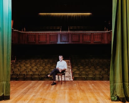 El arquitecto Ivan Rezende, en el teatro del Copacabana Palace, rehabilitado bajo su dirección y reabierto en 2022 tras muchos años abandonado.