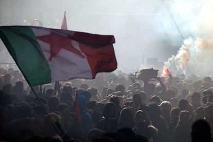 Un grupo de manifestantes participa en una marcha en Nápoles, donde estudiantes han tomada las calles para protesta por la falta de empleo y los recortes del nuevo gabinete presidido por Monti.