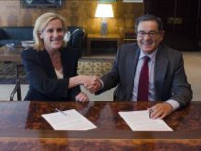 Marta Mart&iacute;nez, presidenta de IBM Espa&ntilde;a, junto al presidente de Kutxabank, Mario Fern&aacute;ndez, en el momento de firmar el acuerdo.