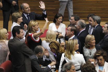 Francisco Camps, rodeado de diputados del PP y consejeros en funciones, tras leer su discurso de investidura.