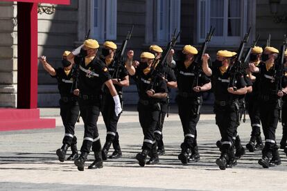 Efectivos de la Unidad Militar de Emergencias desfilan en el Palacio Real, este lunes.