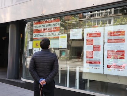 Un hombre delante de una oficina de empleo en Madrid.