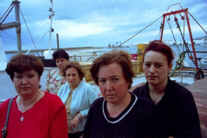 Las viudas de los pescadores fallecidos hace 26 años posan en el puerto de Adra (Almería) el 4 de mayo de 1996.