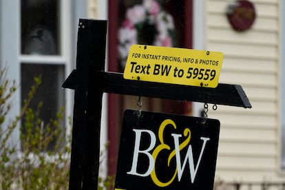 Mortgage: a sign is displayed outside a home