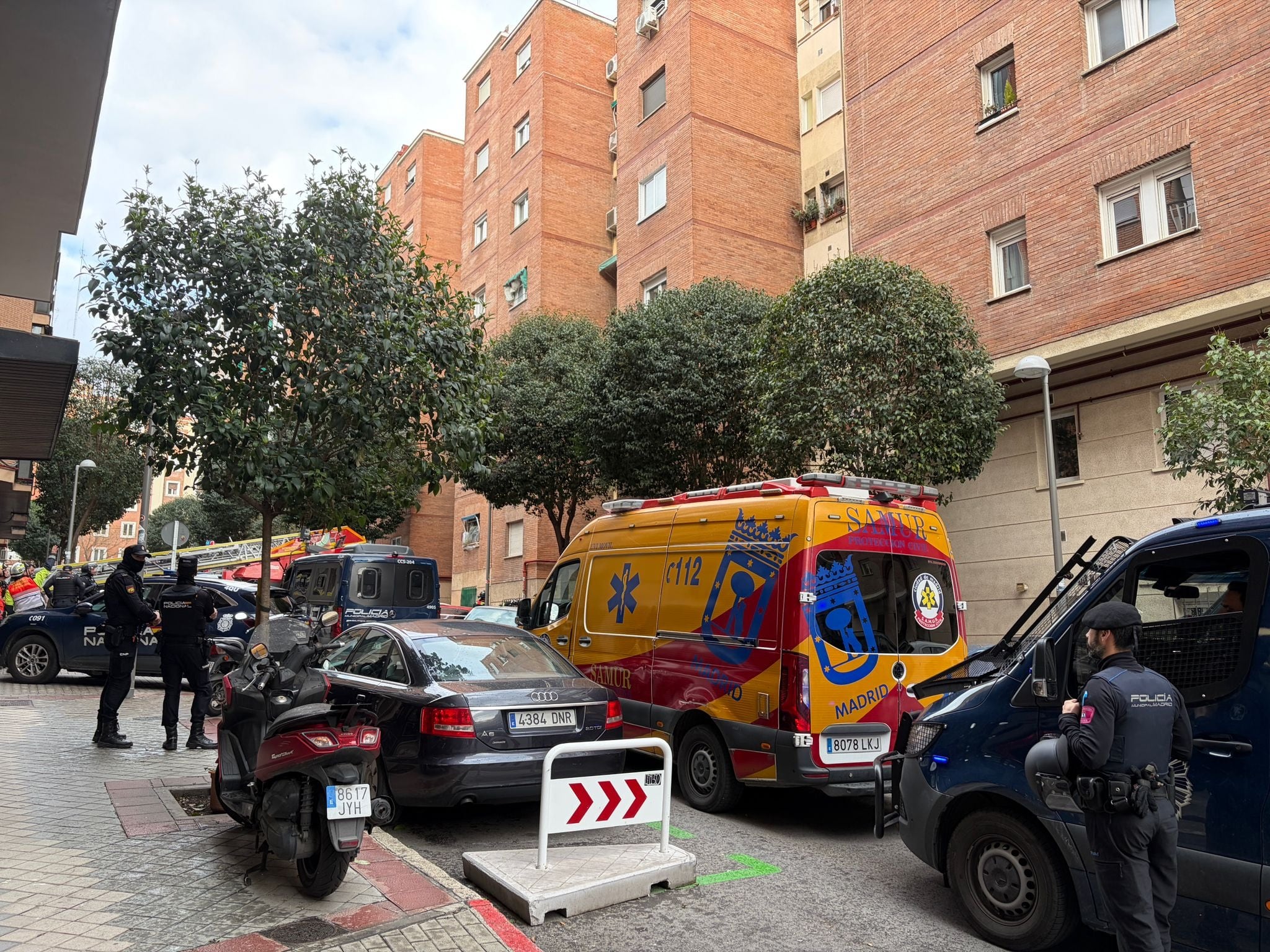 Un hombre se atrinchera en una vivienda en la calle de Narciso Sierra (Madrid), el 10 de marzo de 2026. Foto de Patricia Peiró