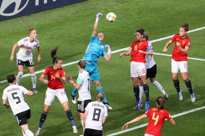 La portera alemana, Almuth Schult, despeja un balóna aéreo durante una ocasión de la selección española.