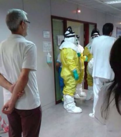 Health workers in Alcorcón Hospital on Monday.