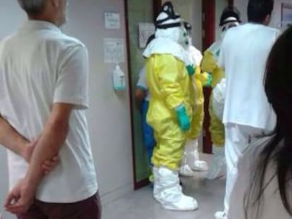 Health workers in Alcorcón Hospital on Monday.