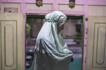 Retrato de Shinta Ratri, líder y alma de la Waria al-Fatah en Yogjakarta. Quiso empezar este proyecto de inclusión porque como afirma, lo mas importante es demostrar que el islam acepta las personas transgénero y que es una religión para toda la humanidad.