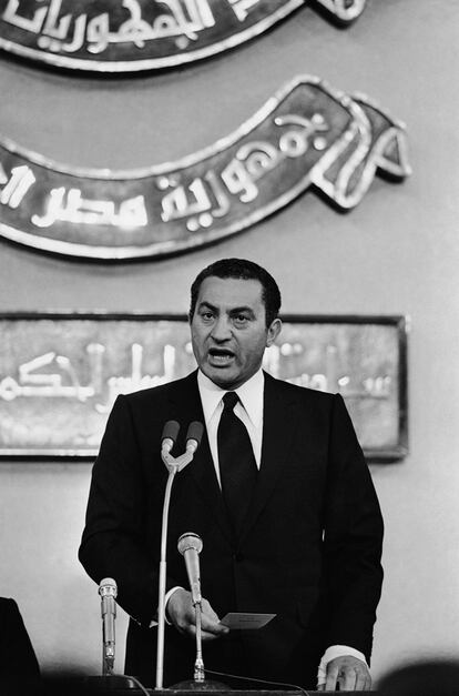 Hosni Mubarak dirige su primer discurso como presidente de Egipto en la Asamblea Popular, el 14 de octubre de 1981.