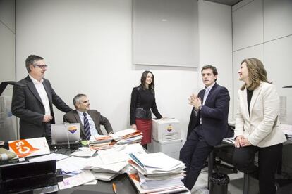 Villegas (dret) amb l&iacute;ders del partit com Rivera i Arrimadas. 