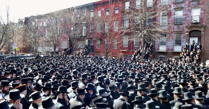 Cientos de personas se concentran ante una sinagoga del barrio neoyorquino de Williamsburg durante del funeral de Nathan y Raizy Glauber.
