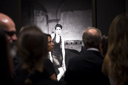 Visitantes pasan delante de una imagen en la apertura de la gala 'A Different Vision On Fashion Photography' en Reggia di Venaria Reale (Turín, Italia) el 6 de octubre de 2017.