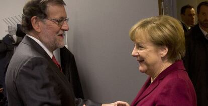 El presidente del Gobierno, Mariano Rajoy (i), durante la reunión que ha mantenido hoy con la canciller alemana, Angela Merkel, previa al Consejo Europeo que se celebra hoy en Bruselas. EFE/Presidencia del Gobierno