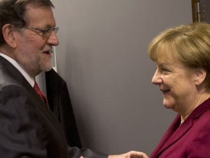 El presidente del Gobierno, Mariano Rajoy (i), durante la reuni&oacute;n que ha mantenido hoy con la canciller alemana, Angela Merkel, previa al Consejo Europeo que se celebra hoy en Bruselas. EFE/Presidencia del Gobierno