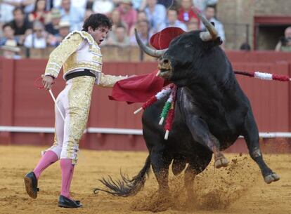 El torero Juan del Álamo en la faena con la muleta a su segundo toro.