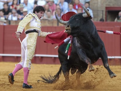 El torero Juan del &Aacute;lamo en la faena con la muleta a su segundo toro.