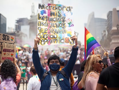 Christian Uriel García Trejo, un joven otomí de 21 años, en la marcha del Orgullo 2022 en Ciudad de México.