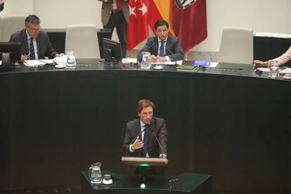 El alcalde, José Luis Martínez-Almeida, durante el pleno del Ayuntamiento de Madrid. 