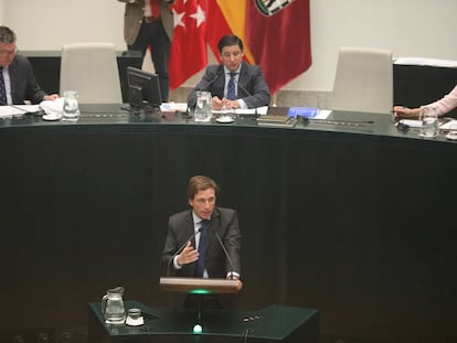 El alcalde, José Luis Martínez-Almeida, durante el pleno del Ayuntamiento de Madrid. 