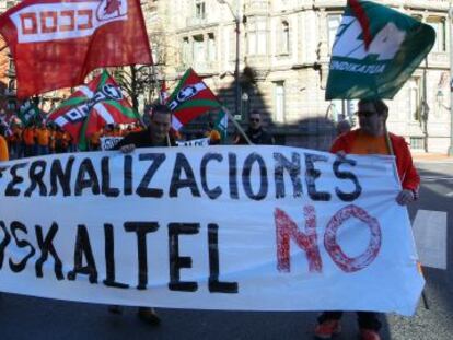 Trabajadores de Euskaltel se manifiestan en Bilbao el pasado lunes, el primer día de huelga en la historia de la empresa