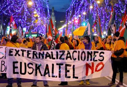 Cabeza de la manifestaci&oacute;n de trabajadores de Euskaltel celebrada este jueves en Bilbao.