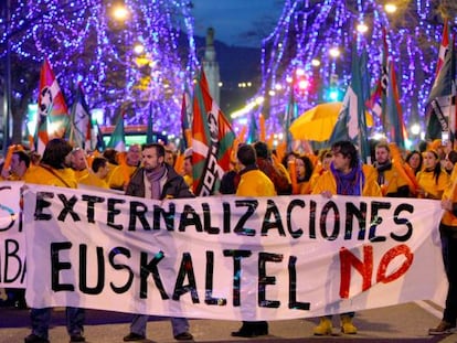 Cabeza de la manifestaci&oacute;n de trabajadores de Euskaltel celebrada este jueves en Bilbao.