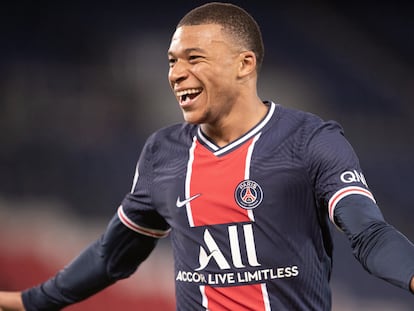 Kylian Mbappe celebra un gol con el Paris Saint Germain en octubre de 2020.