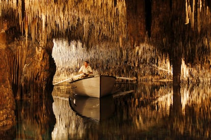 Cuevas del Drach (Mallorca). En el subsuelo del municipio de Manacor, cerca de la localidad de Porto Cristo, aguarda un imponente tesoro natural: las cuevas del Drach. En este reino de estalactitas y estalagmitas perfectamente iluminado a 25 metros de profundidad, hace una agradable temperatura de 20 grados. Cuenta con uno de los mayores lagos subterráneos del mundo y se puede explorar en barca. El momento clímax de la visita, que dura una hora, es un concierto de música clásica que aprovecha la magnífica acústica de la gruta.