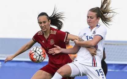 Virginia Torrecilla lucha por un bal&oacute;n con Jensen, de Islandia.