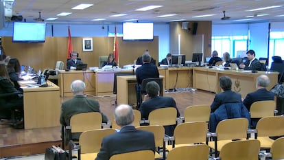 En el centro del estrado y de espaldas, Jorge Camacho, trabajador de Plazas Abogados, durante su declaración como testigo en el juicio contra Rato, este miércoles.