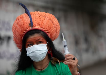 Militante indígena Tereza Arapium segura vacina durante protesto pelo Dia da Mulher, no Rio.