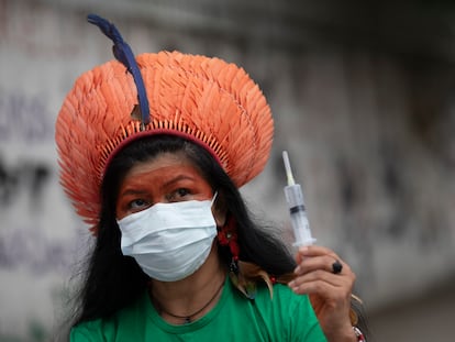 Militante indígena Tereza Arapium segura vacina durante protesto pelo Dia da Mulher, no Rio.