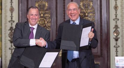 El secretario de Hacienda, Meade (izq.), junto al secretario de la OCDE, Gurría.