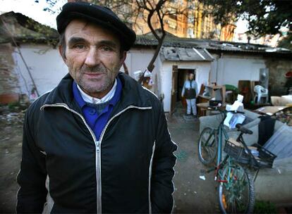 Eugen Peptanaru y su mujer Lulica, ayer en el cobertizo de la calle de la Font de Sant Lluís que vaciaron de basura para instalarse.