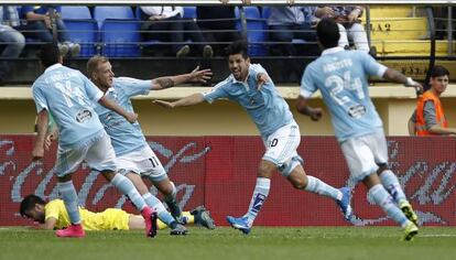 Nolito celebra con sus compañeros el segundo gol del Celta.
