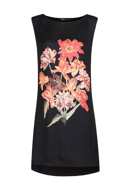 Vestido de Mango con 'el mismo' estampado floral sobre fondo negro (35,99 euros).