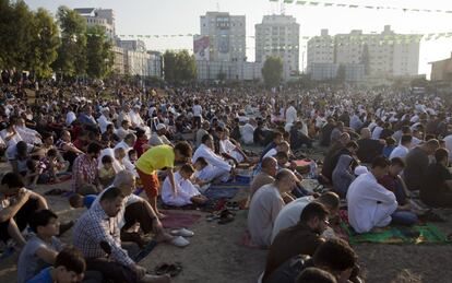 Palestinos rezan para marcar el inicio del Eid al-Adha, en Ciudad de Gaza, el 21 de agosto de 2018. 